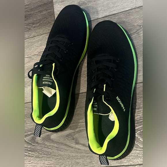 New Men’s sneakers Size 11- Green & Black -Very light and comfortable - Picture 2 of 6